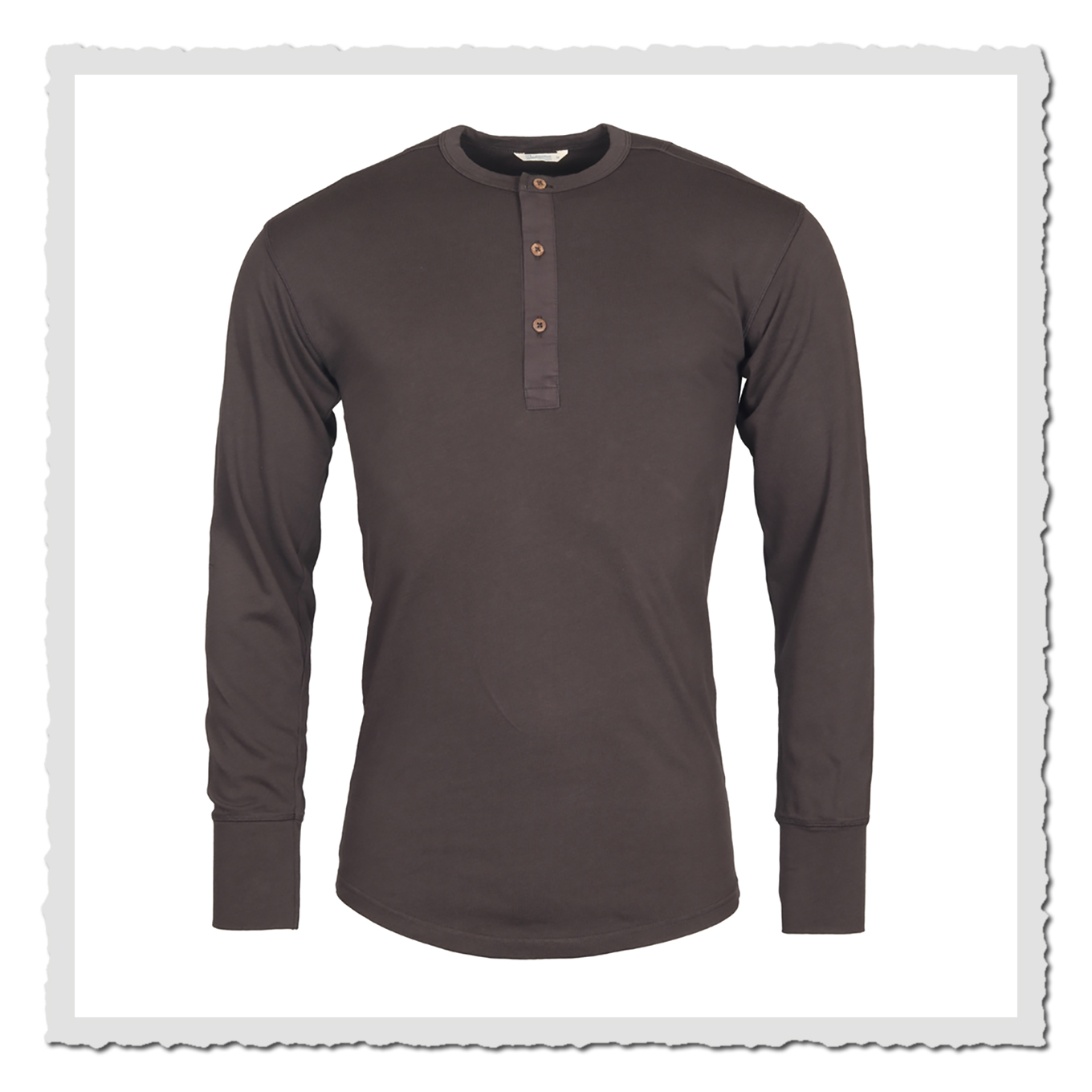 Freigestellte Vorderansicht eines braunen Langarmshirts auf hellem, einfarbigem Hintergrund.